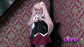 Una Cosplaying Teenager Sperimenta L'Orgasmo Per La Prima Volta Con Un Giocattolo