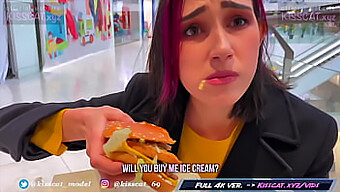 Remaja Rusia Memberikan Blowjob Yang Berisiko Di Bilik Pakaian Untuk Big Mac Dan Dijemput Oleh Ejen Awam Di Pusat Membeli-Belah