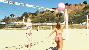 Teen Beachvolleyballgirls Verwöhnen Sich Mit Cunnilingus Beim Wilden Lesbenvergnügen