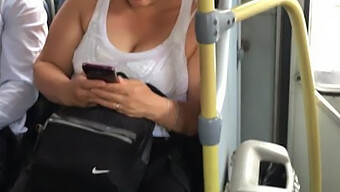 En Bystig Milf Åker Bak I En Buss