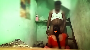 Tante Desi Terlibat Dalam Tryst Di Kamar Mandi Yang Panas Dengan Pria Lain