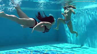 Zwei Amerikanische Mädchen, Jessica Und Lindsay, Schwimmen Nackt Im Pool