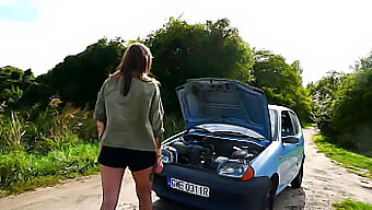 Pareja Polaca Se Pone Traviesa En Un Coche