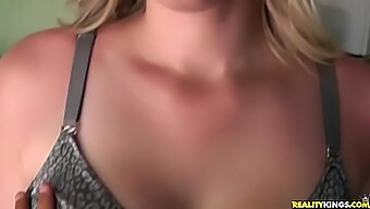 Blowjob Pov Dari Remaja Kurus Dengan Payudara Yang Dicukur